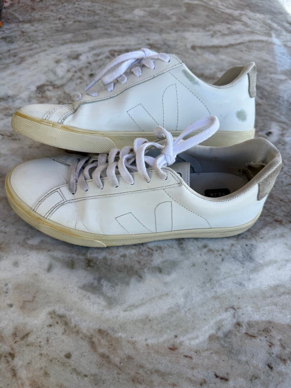 VEJA Women’s White Leather Sneakers Size 8 EU 39 V Logo Casual Shoes